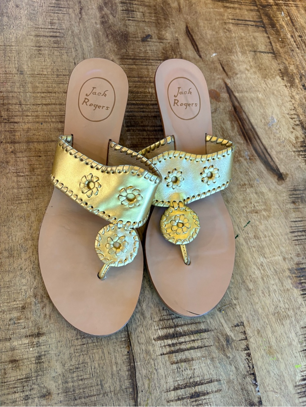 Jack Rogers Wedge Sandal Metallic Gold Leather Thong Signature Medallion 8.5